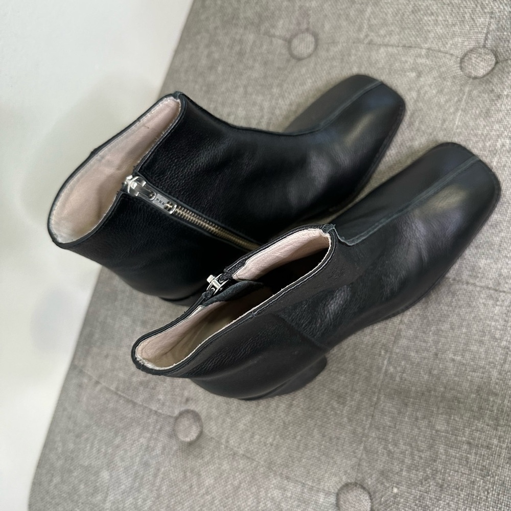 Elegant Black Leather Heeled Boots - Picture 5 of 10
